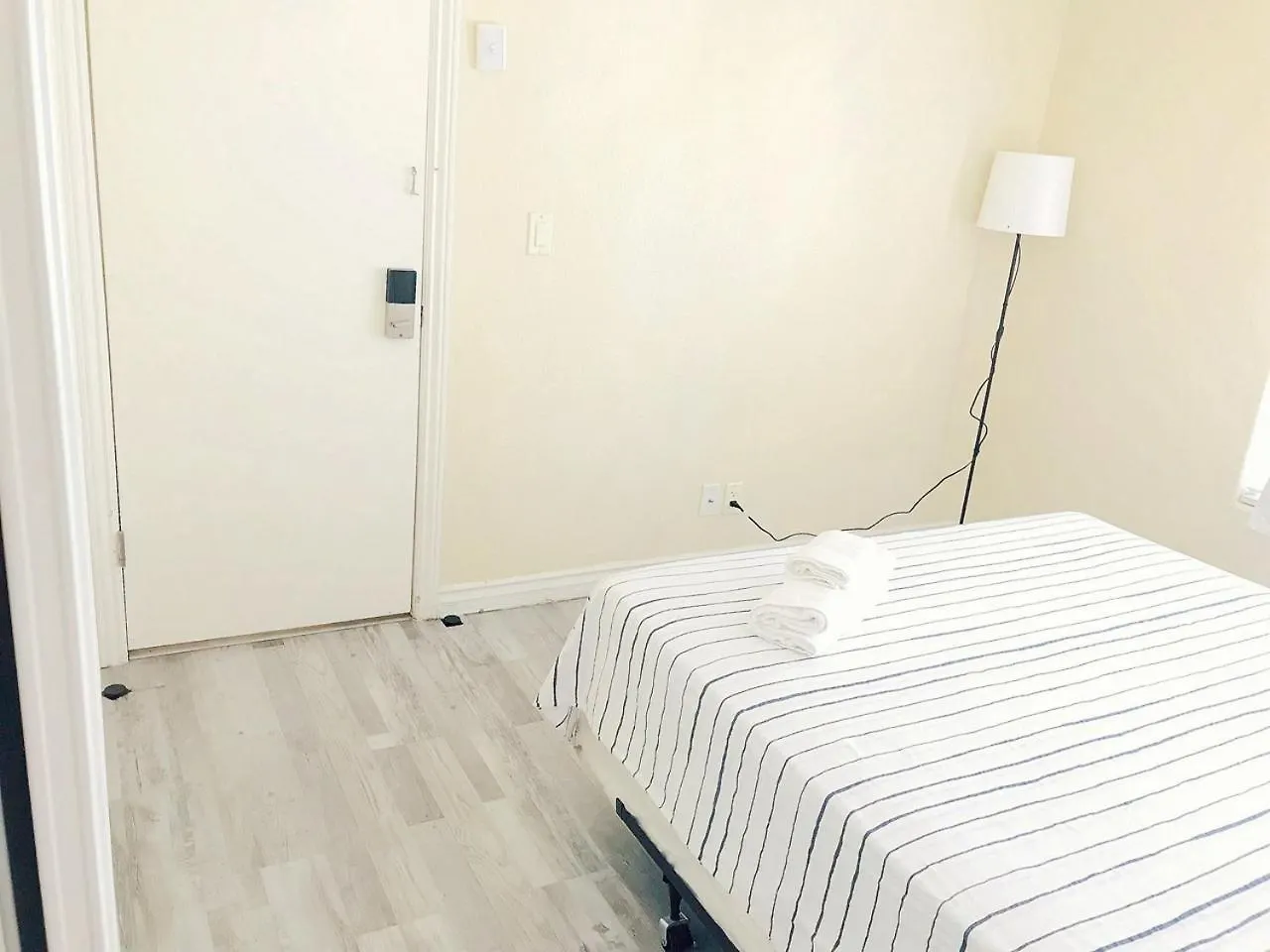 Comfortable Big Bedroom In The House For Rent-03 Λας Βέγκας Δωμάτια σε οικογενειακή κατοικία